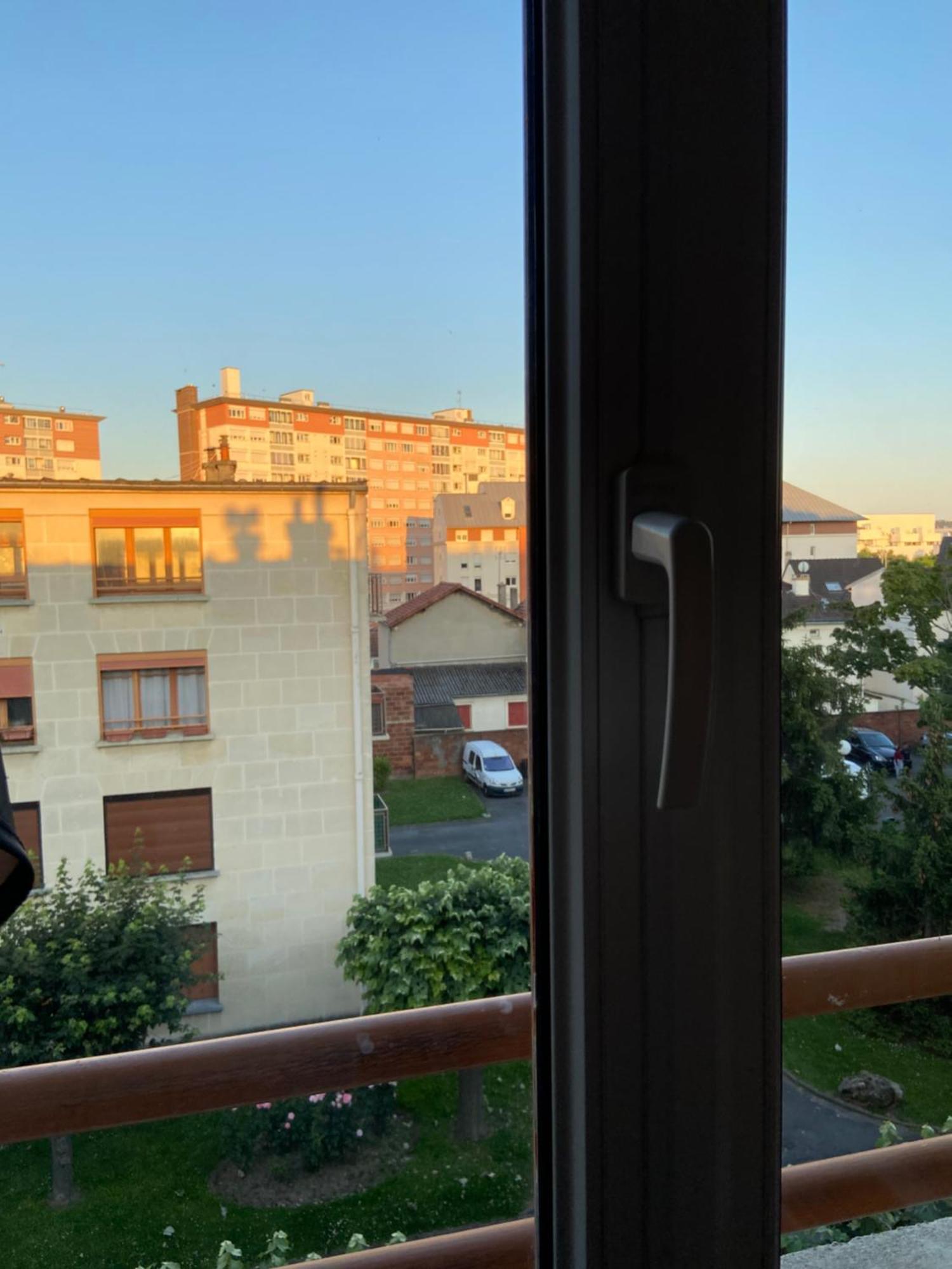 Chambre Simple Paisible Proche De Paris Drancy Bagian luar foto